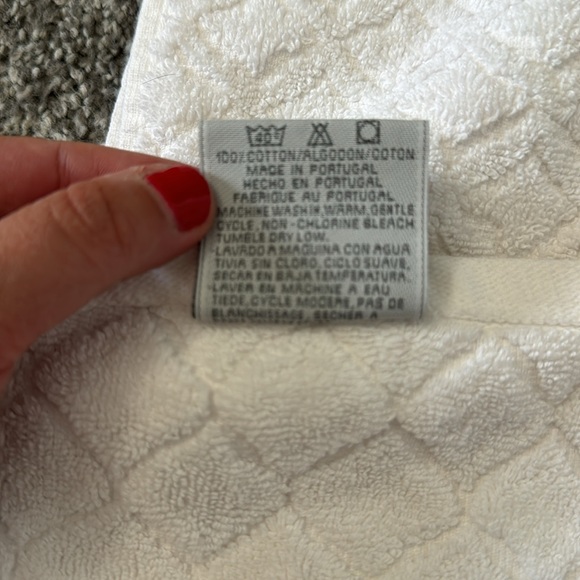 Bianca Jacquard by Mundotexil Embroidered Bath Towel - Picture 4 of 4